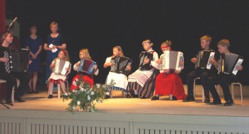 Haitariorkesteri Hattivatit eli HA-HA! esiintyi Omalla Tuvalla Sata-Häme Soi -juhlien ensimmäisessä kummilasten tapaamisessa.