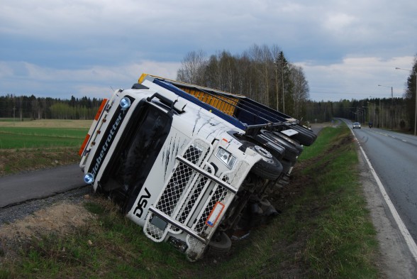 Rekka-auto ojassa Kiikassa