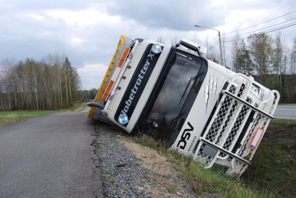 Rekka-auto ojassa Kiikassa