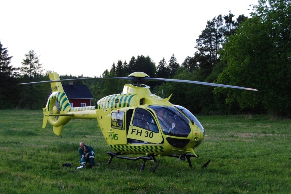 Lääkärihelikopteri Mouhijärven onnettomuuspaikan tuntumassa
