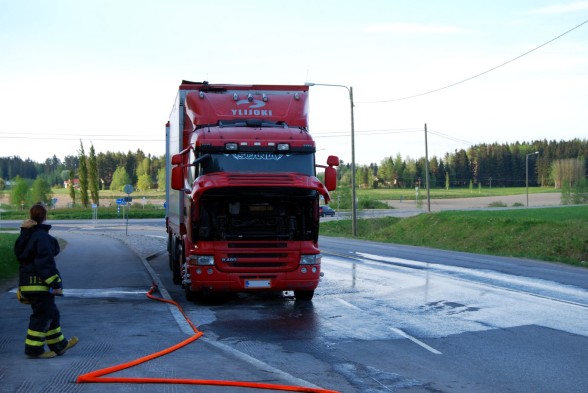 Rekan moottori syttyi Häijäässä