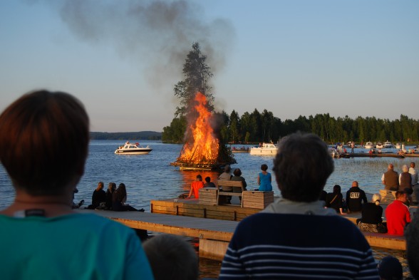 Juhannuskokko keräsi runsaasti yleisöä Rautavedenkadun varteen.