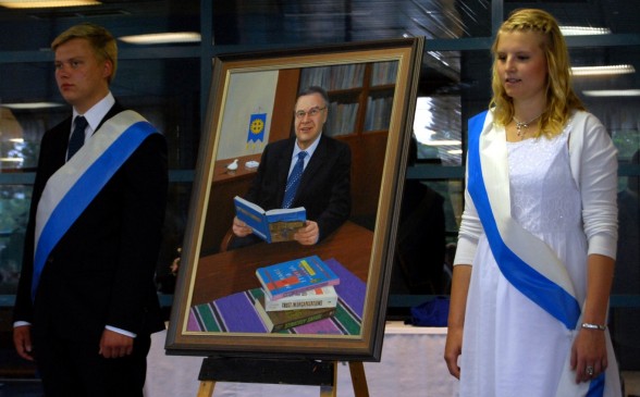 Kaupunginjohtaja Paavo Sallin muotokuva sekä airueet Aleksi Sandroos ja Iina Högstöm nuorisovaltuustosta. 