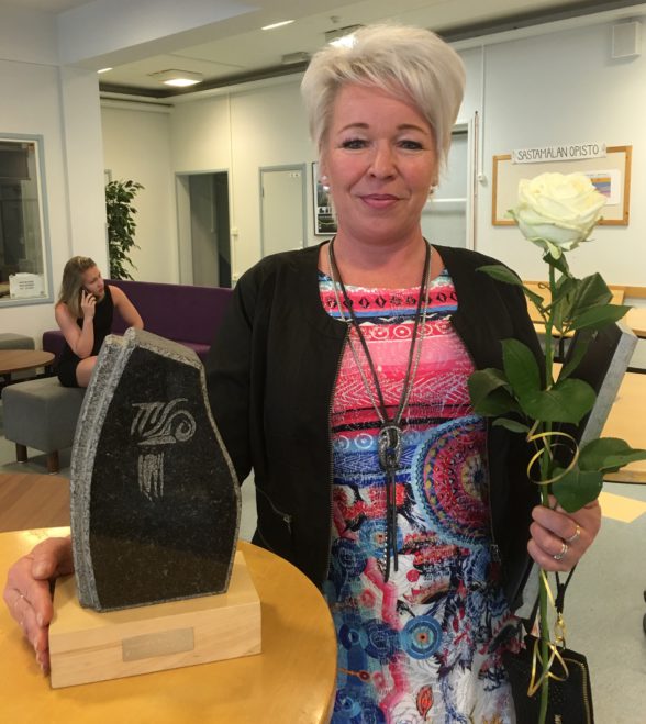 Päätoimittaja Maija Latva palkitsemisen jälkeen.