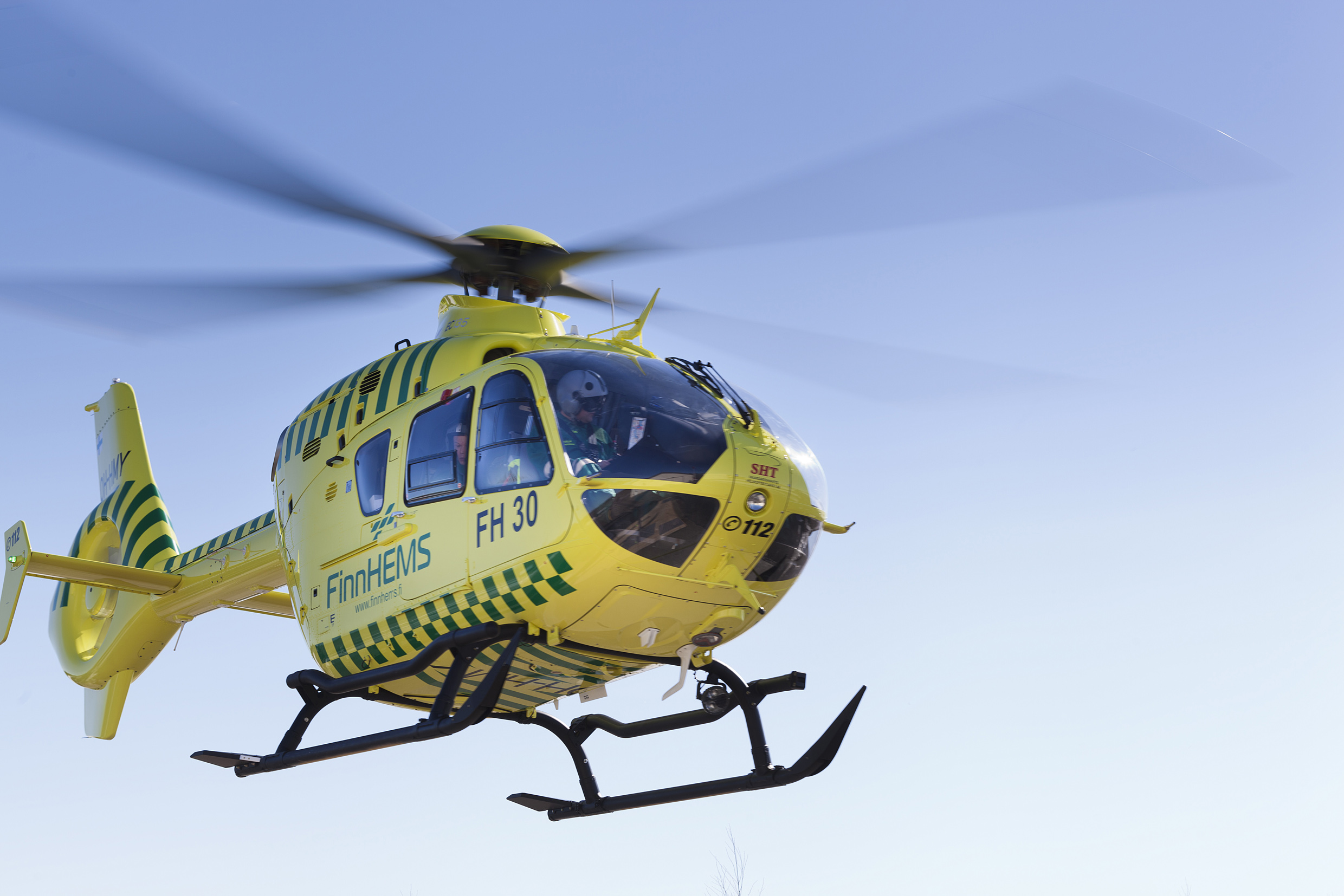 Lääkärihelikopteri lennossa. [c]FinnHEMS[/c]