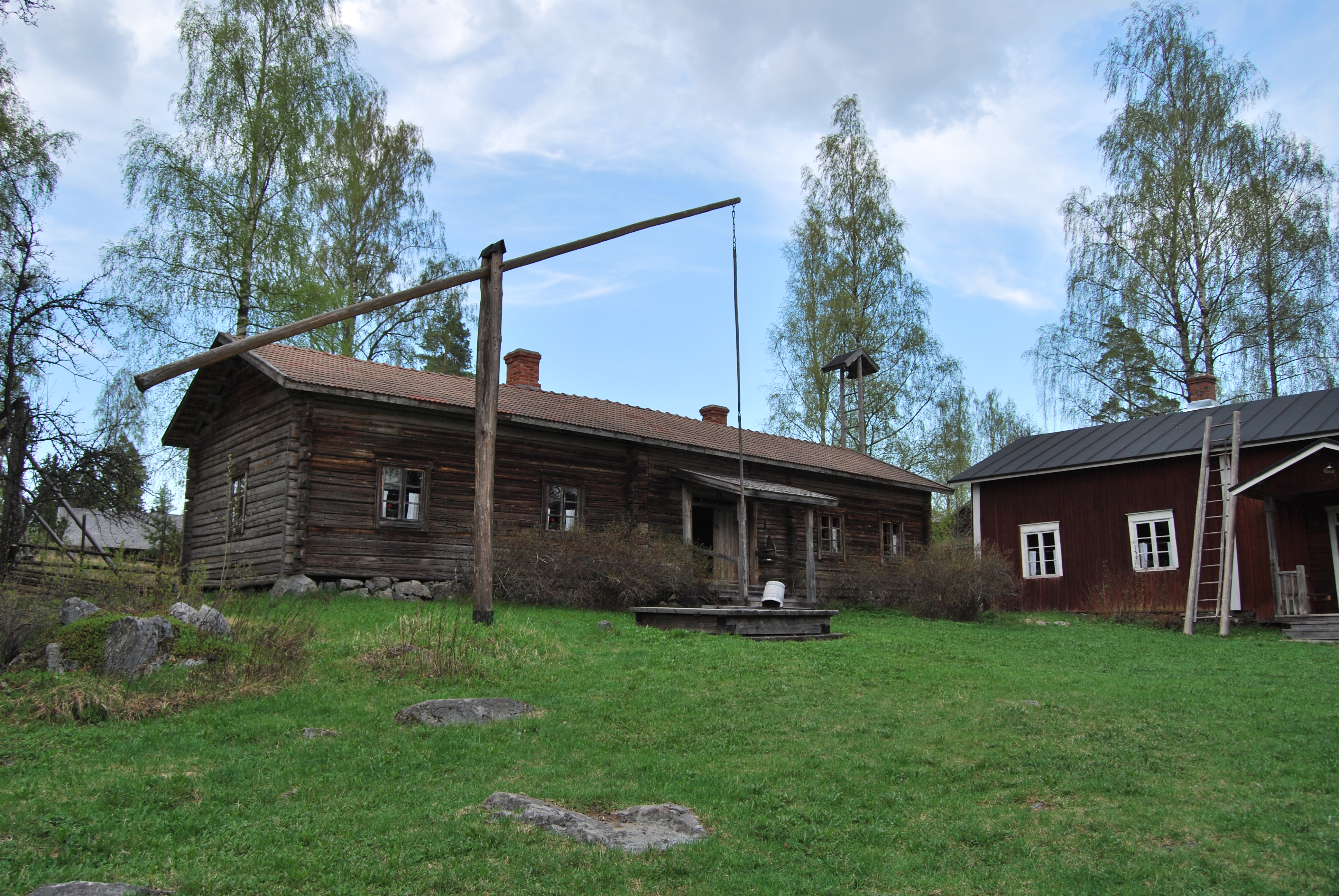 Talonpoikaismuseo Yli-Kirran pihapiiriä. [c]Samuli Kinnari[/c]
