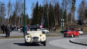 Vappukansa heilutti Sastamalassa paraatille – Katso kaikki ajopelit videolta