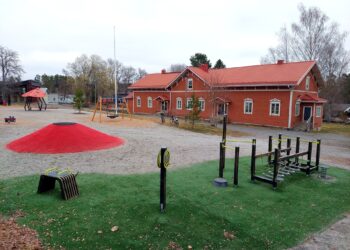 Mouhijärven vanha puukoulu, Kirjapuisto